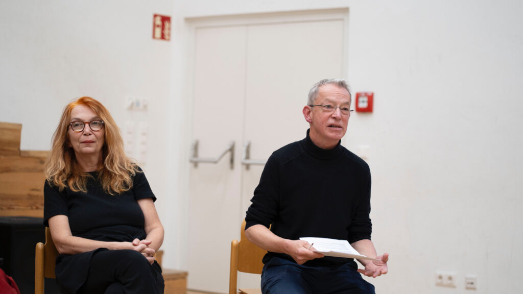 Prof.Ute Bauer, Polyästhetischer Zweig, BORG1, die die Szenen mit den SchülerInnen einstudiert hat zusammen mit Daniel Landau am Panel, sensibel moderiert von eben diesem