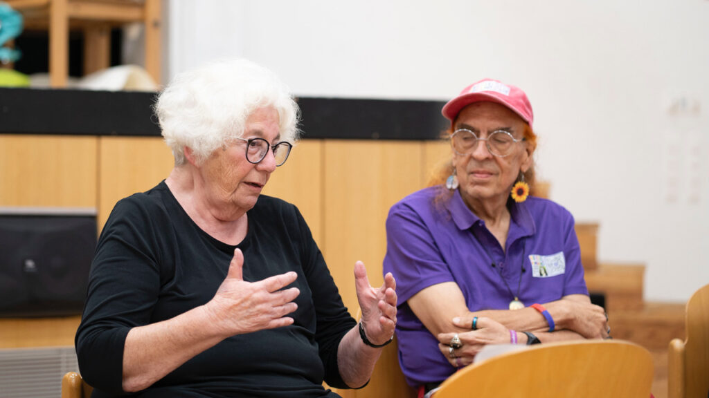 die Zeitzeugin, Liesl Nitsch-Spira und der Journalist Heinz Wagner, geimeinsam am Podium, wo es um den Holocaust im Geschichtsunterricht gegangen ist